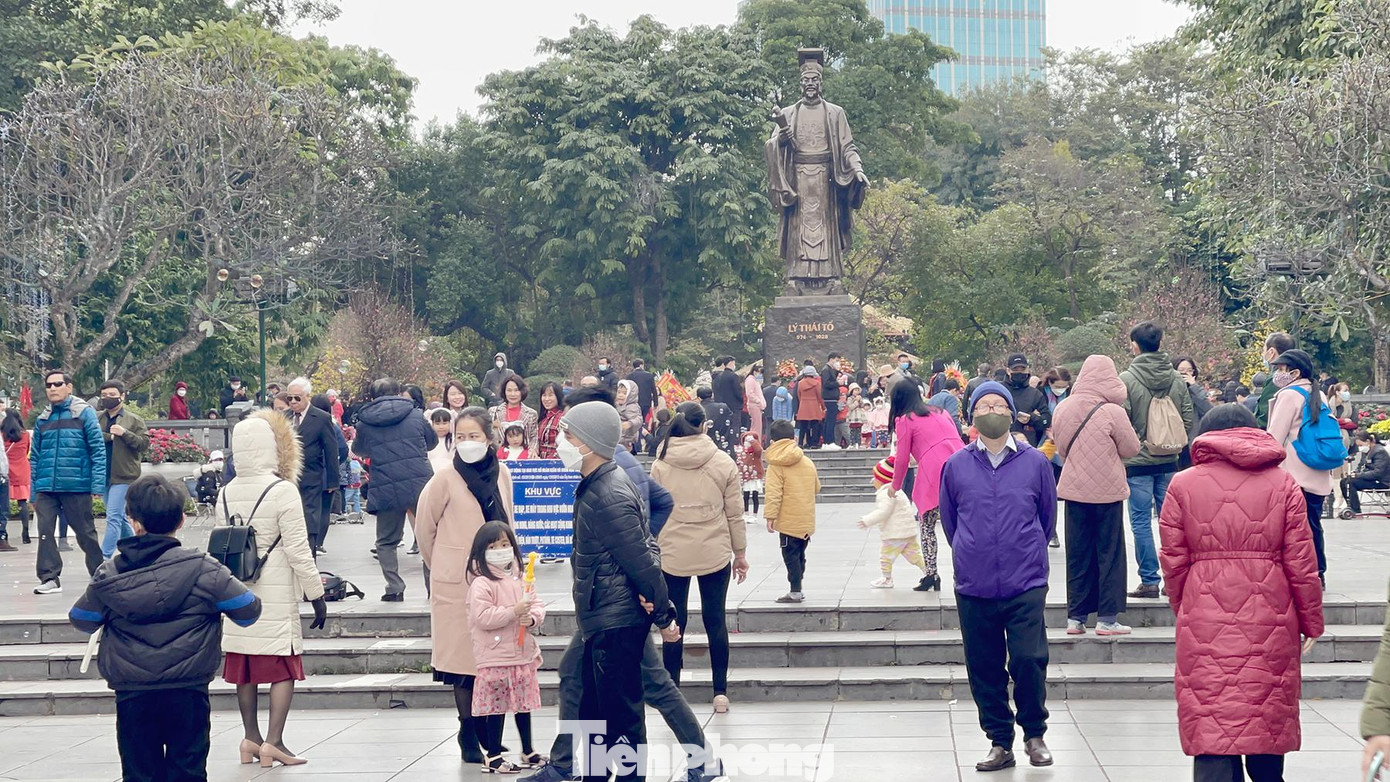 Mùng 2 Tết, dù thời tiết lạnh giá nhưng nhiều người dân Hà Nội vẫn đổ ra đường vui xuân, tận hưởng không khí ngày Tết. Trong ảnh: Khu vực tượng đài Lý Thái Tổ được nhiều người dân chọn làm điểm vui chơi, tham quan ngày Tết.