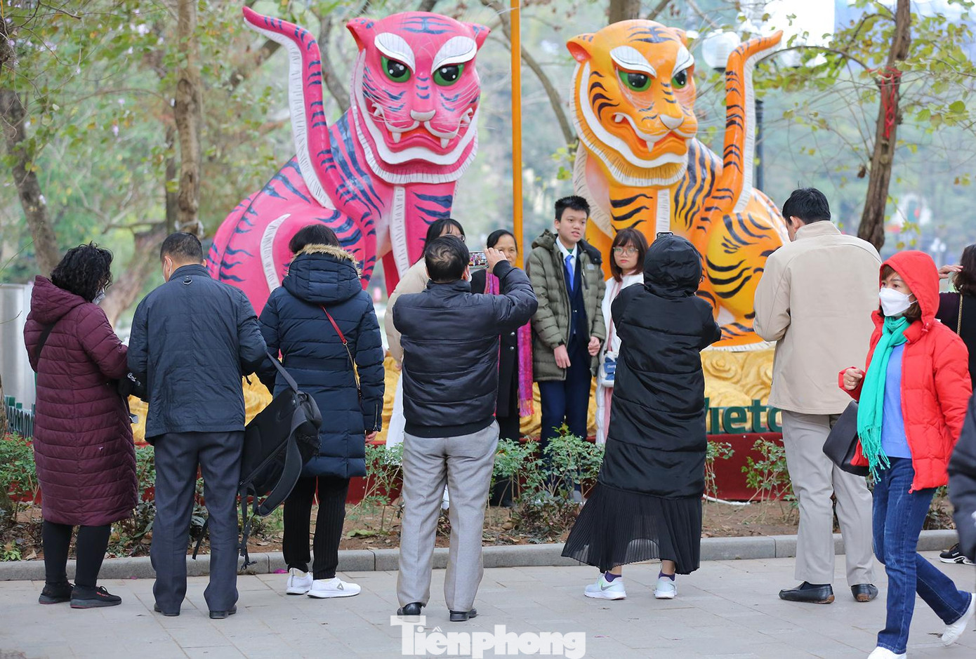 Từ sáng sớm mùng 2 Tết khu vực xung quanh hồ Hoàn Kiếm đã có nhiều người dân tới vui chơi, chụp ảnh.