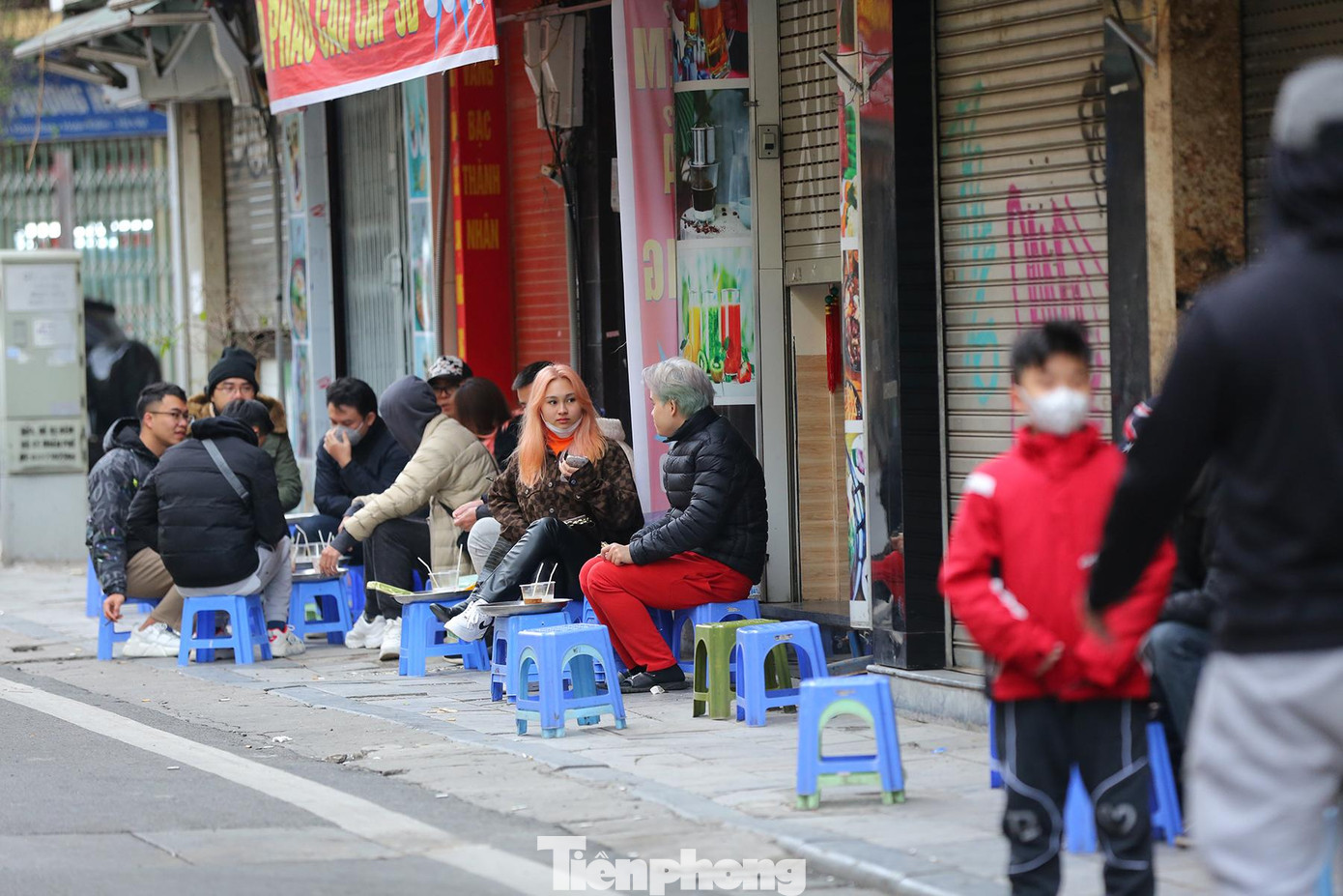 Các quán cà phê trên vỉa hè phố Tạ Hiện đông bạn trẻ.