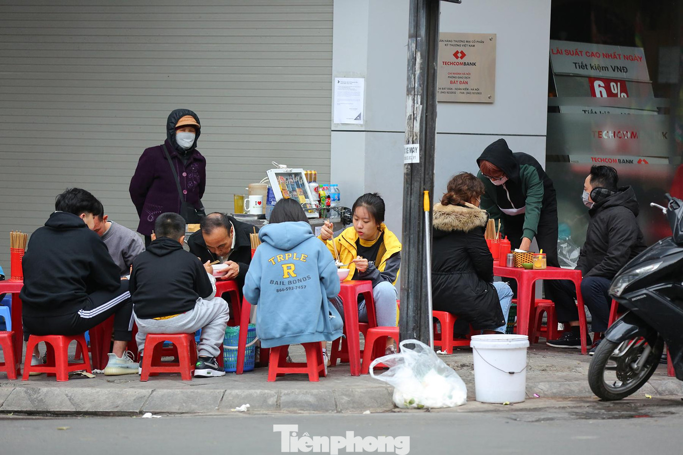 Các quán phở, bún, miến đông khách vào trưa mùng 2 Tết.