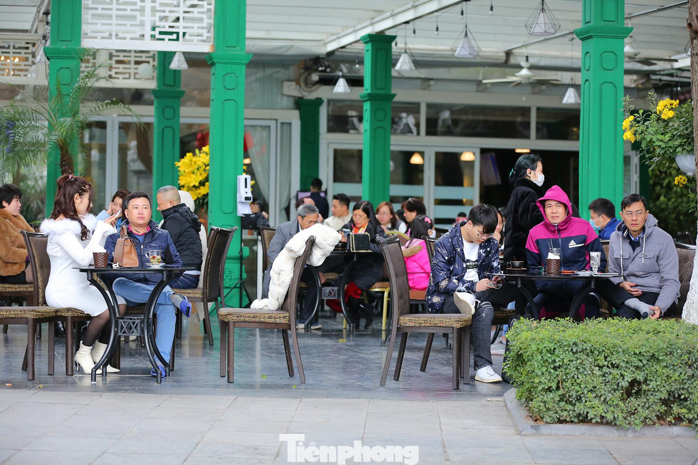 Các quán cà phê xung quanh khu vực hồ Hoàn Kiếm cũng khá đông khách…