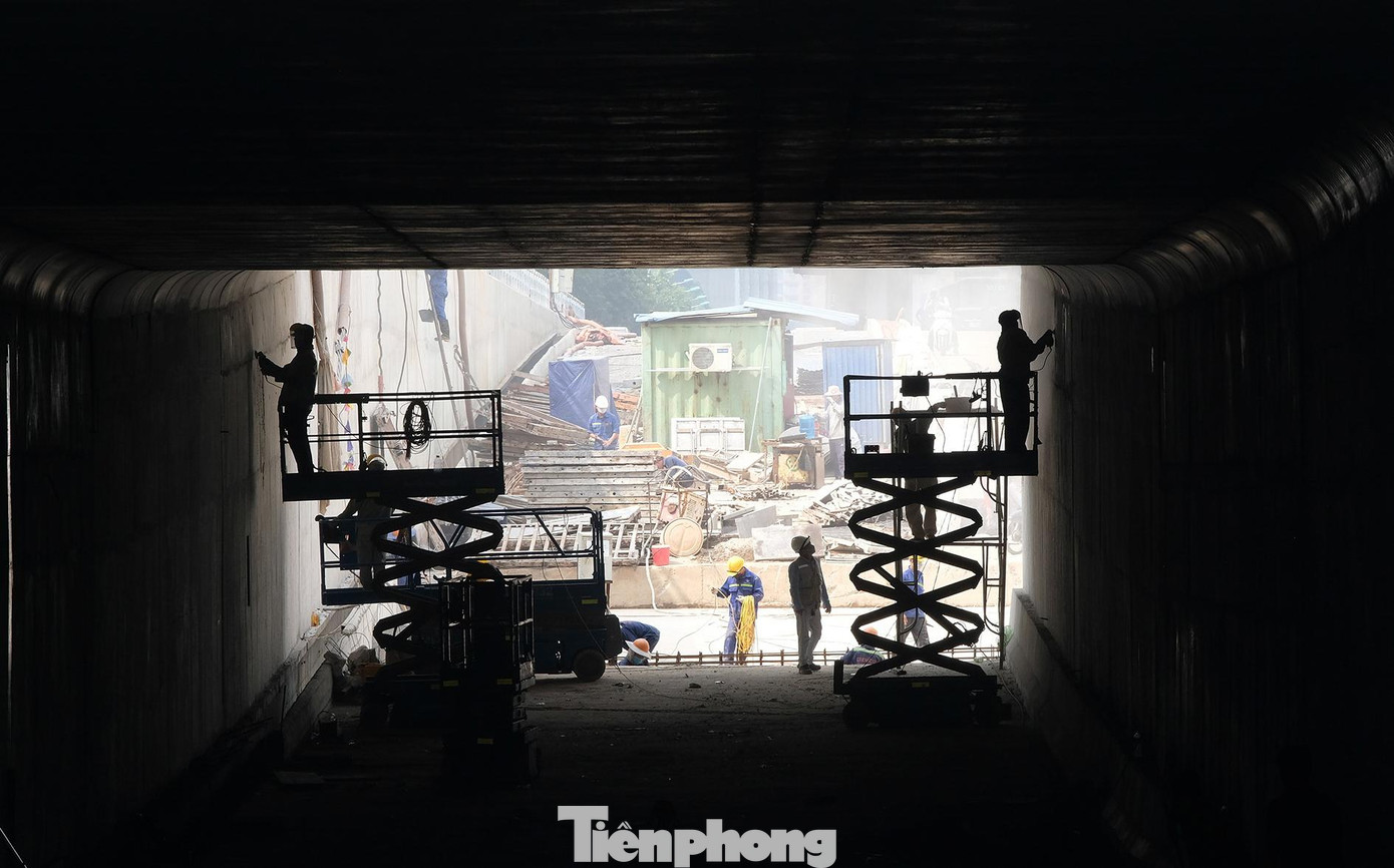 Các nhà thầu đang đẩy nhanh tiến độ, gấp rút hoàn thành những hạng mục cuối cùng để kịp thông xe vào ngày 10/10.