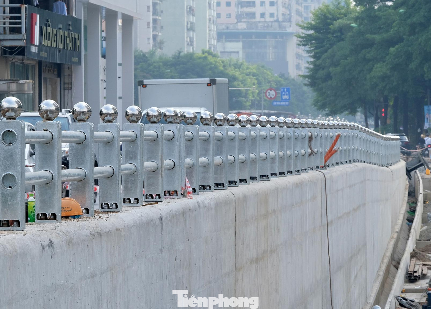 Lan can bảo vệ chạy dọc hai bên tuyến đường Lê Văn Lương và Tố Hữu đã được lắp đặt hoàn thiện xong.