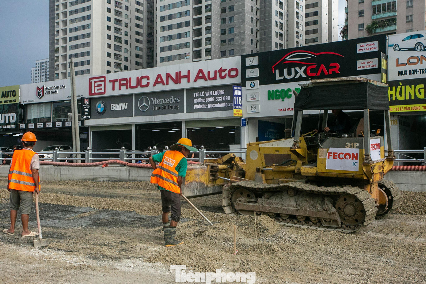 Đơn vị nhà thầu Fecon đang tập trung thi công thảm nhựa đoạn hầm hở bên phía đường Lê Văn Lương.