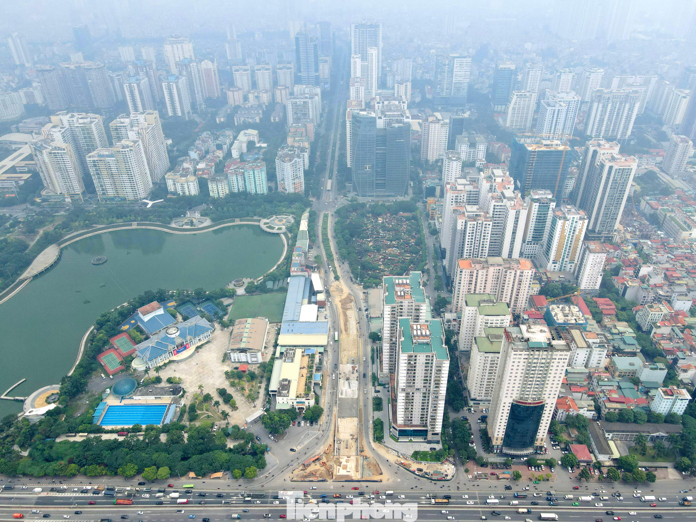 Công trình hầm chui Lê Văn Lương được khởi công từ tháng 10/2020 với tổng mức đầu tư gần 700 tỷ đồng. Đến nay, hầm chui đã cơ bản hoàn thành sau gần 2 năm xây dựng.