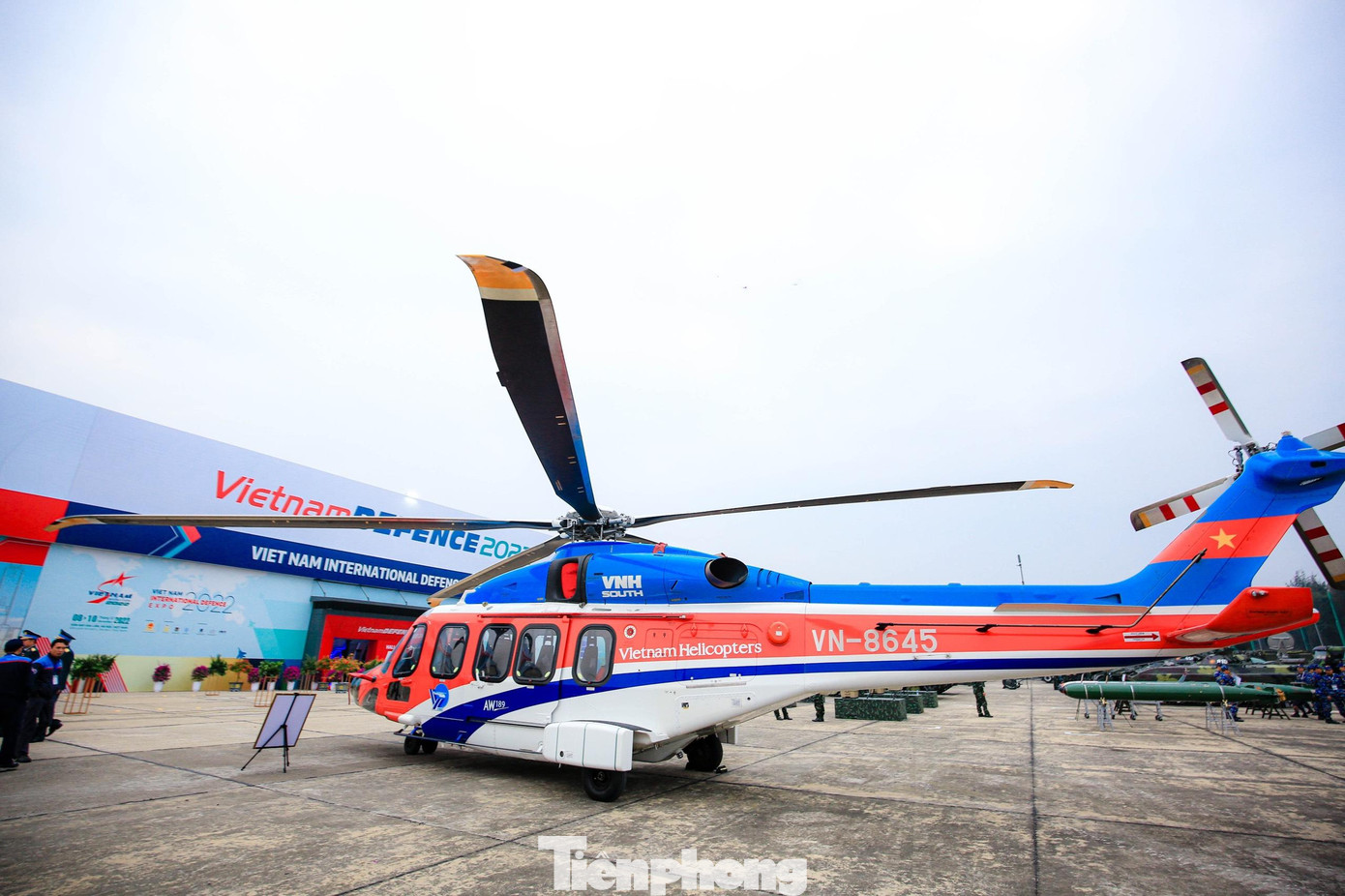 Máy bay trực thăng AW-189 số hiệu VN-8645 của Công ty Trực thăng Miền Nam. AW-189 là thế hệ trực thăng tầm trung mới nhất hiện nay, được thiết kế nhằm tối ưu hóa hoạt động trong điều kiện khắc nghiệt, thực hiện các nhiệm vụ chuyên biệt trong ngành dầu khí đã đáp ứng đầy đủ những tiêu chuẩn an toàn của Cục Hàng không Liên bang Mỹ (FAA), Ủy ban An toàn hàng không châu Âu (EASA) và những yêu cầu của Hiệp hội Các nhà khai thác dầu khí (OGP).