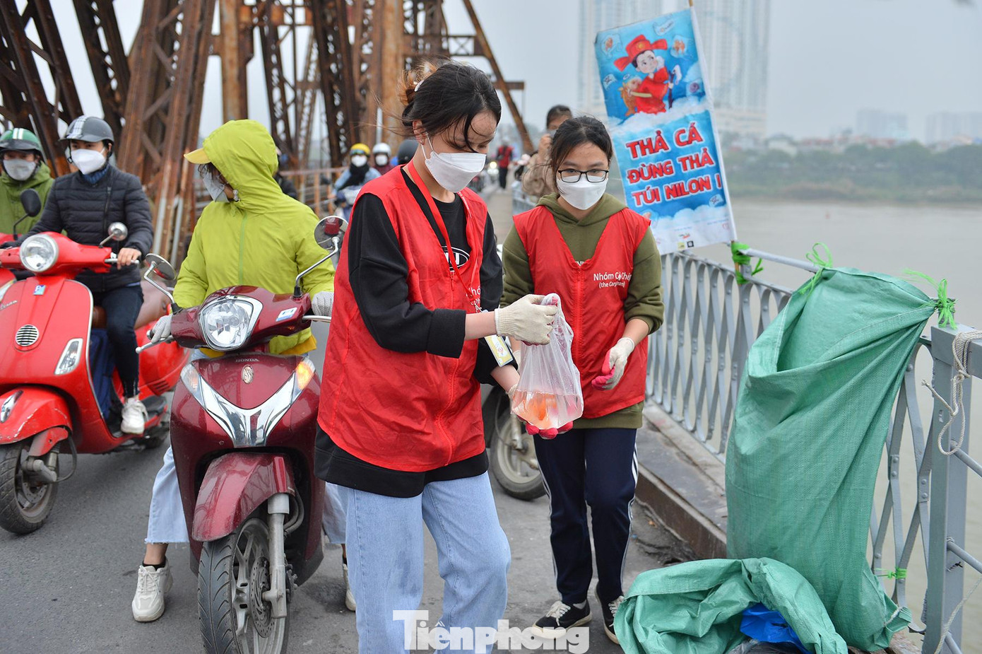 Theo quan niệm dân gian, Táo quân gồm hai ông và một bà, tượng trưng là 3 cỗ "đầu rau" hay "chiếc kiềng 3 chân" ở gian bếp của người Việt xưa. Trong ngày Tết ông Công ông Táo, người dân thường cúng 3 con cá chép sống để cúng rồi mang ra ao, hồ, sông để thả cá.