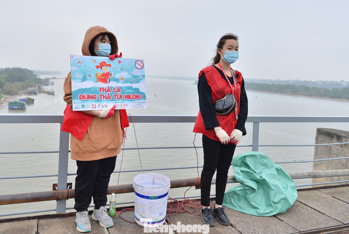 Thả cá, đừng thả túi; Đừng để Táo Quân mang rác lên chầu; Xin đừng thả túi nylon xuống sông hồ… tiếp tục là những thông điệp đang được lan tỏa mạnh mẽ trong ngày tiễn ông Công ông Táo năm nay.