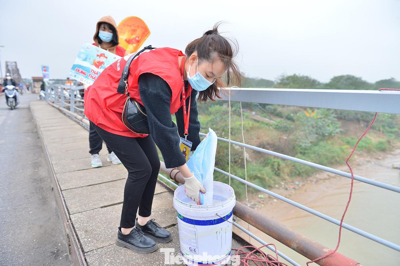 Theo quan niệm dân gian, cá chép là "phương tiện của ông Công ông Táo lên thiên đình tâu với Ngọc Hoàng những việc làm năm qua của gia chủ" - phải được thả trước 12h ngày 23 âm lịch. Sau lễ cúng tại nhà, người dân mang cá phóng sinh ở sông, ao hồ