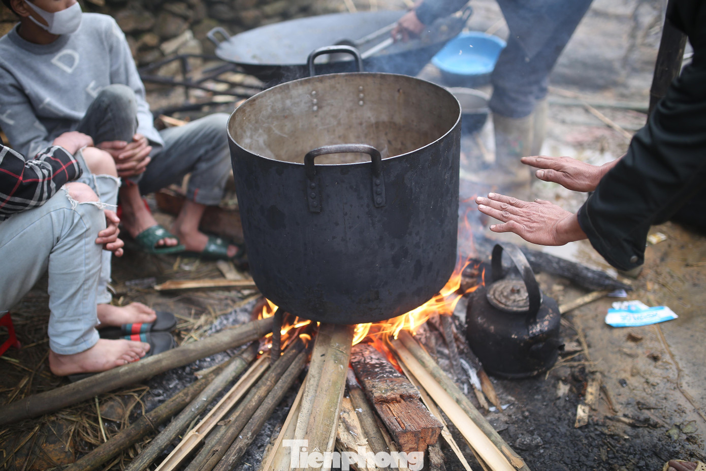Người dân phải đốt lửa để sưởi ấm chân, tay giữa ngày giá rét.