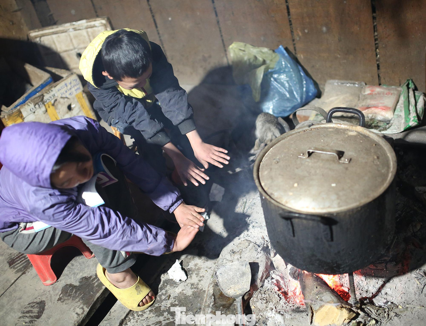 Đây là đợt xuất hiện băng giá đầu tiên trong mùa đông năm nay tại Y Tý. Tại các nhà trong bản làng đều đỏ lửa sưởi ấm cả ngày đêm.