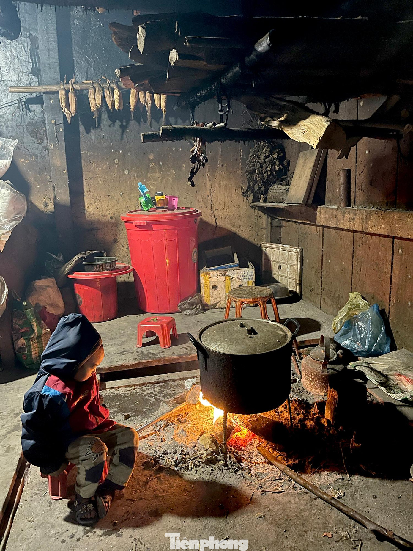Khoảng gần 1 tuần qua, khu vực vùng cao của huyện Bát Xát như các xã Y Tý, A Lù, Pa Cheo... luôn chìm trong sương mù, nhiệt độ giảm sâu chỉ còn -2 đến 0 độ C.