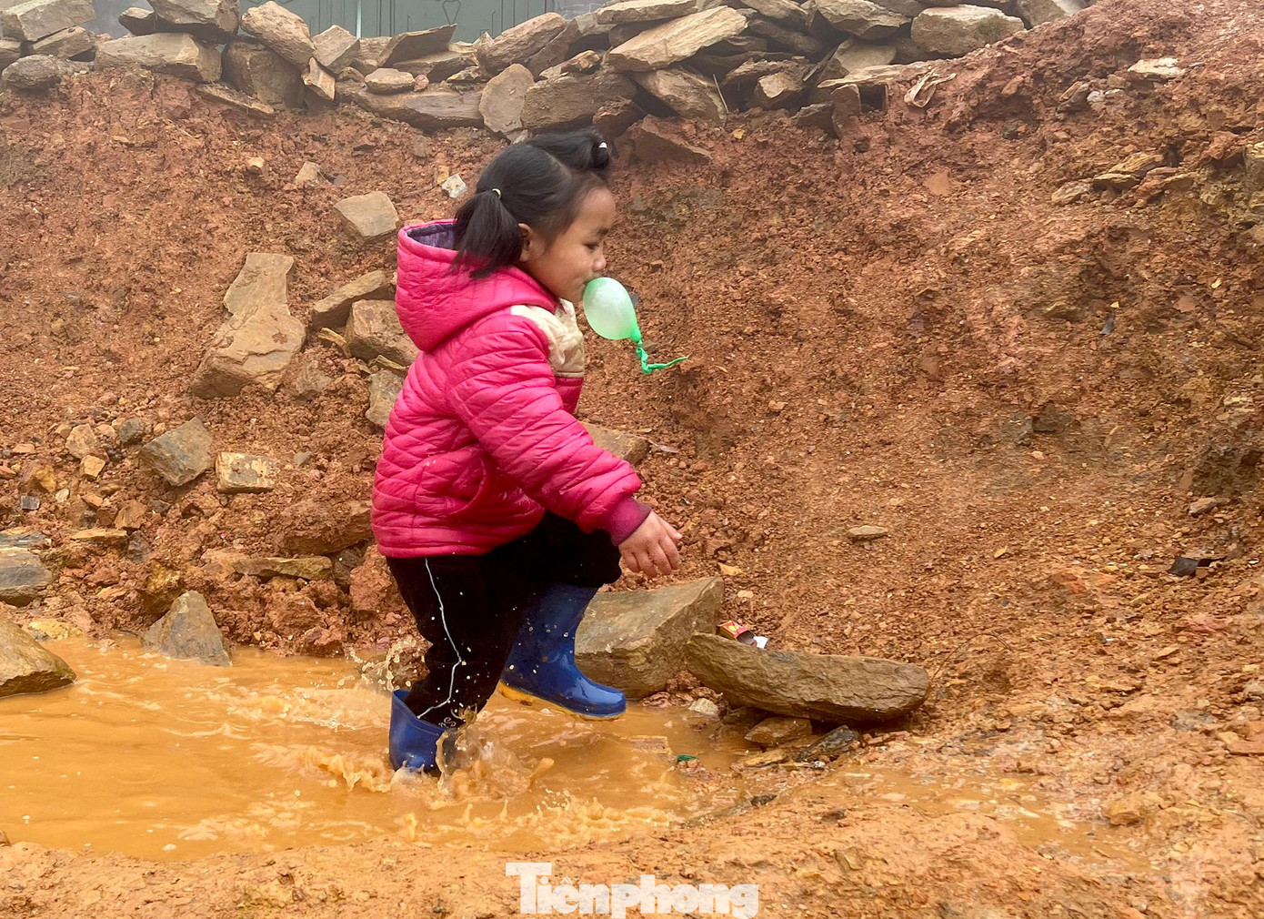 Đến trưa 22/2, nhiệt độ tại xã Y Tý xuống còn -1 độ C. Thời tiết mỗi lúc lại thêm rét buốt hơn, nhưng nhiều em nhỏ vẫn vô tư chơi đùa trong giá rét.