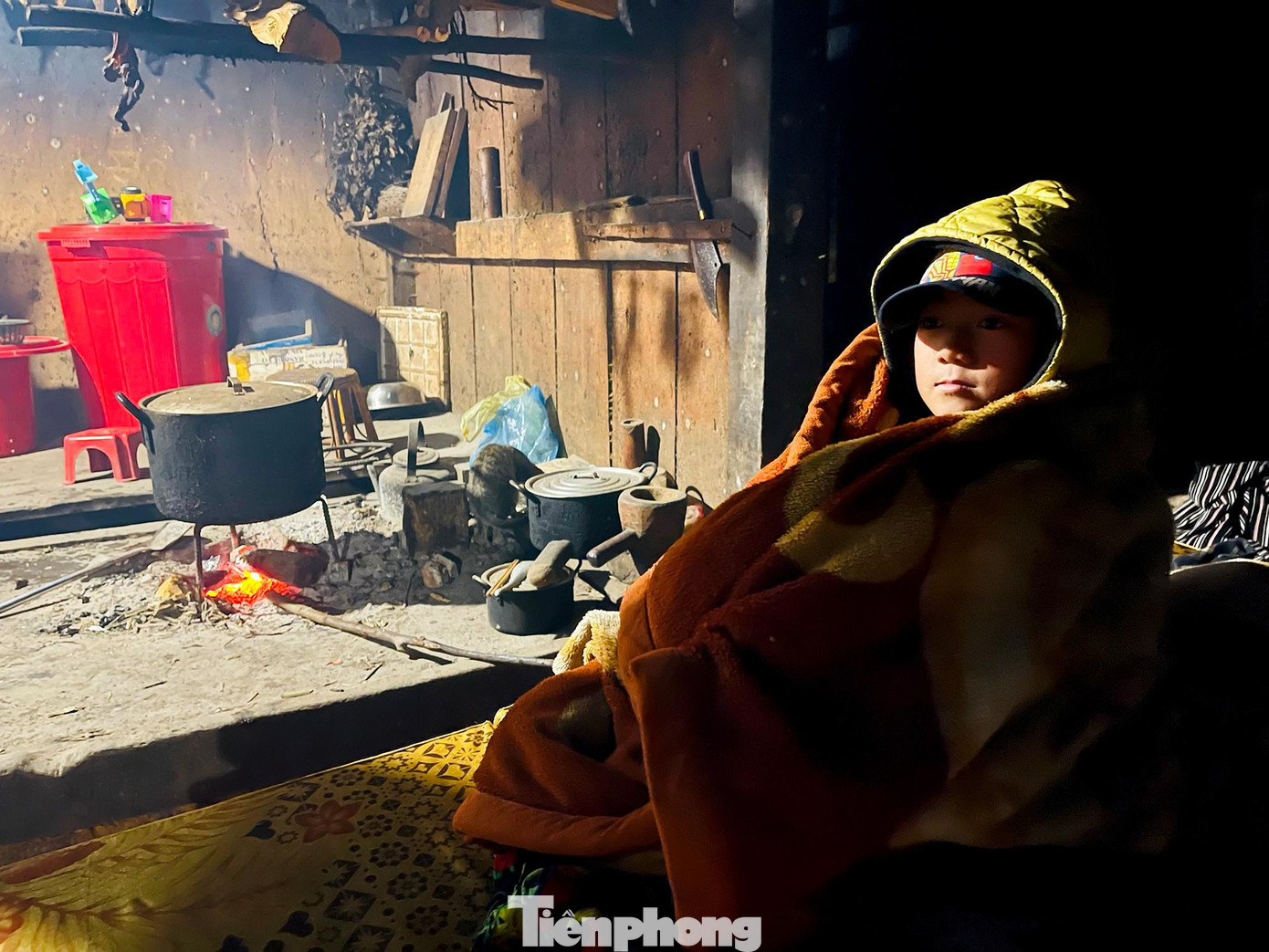 " Mấy hôm nay trời lạnh lắm, cháu chùm kín chăn ngồi gần bếp củi sưởi ấm giữa ban ngày mà vẫn thấy rét", Ly A Dính 10 tuổi chia sẻ.