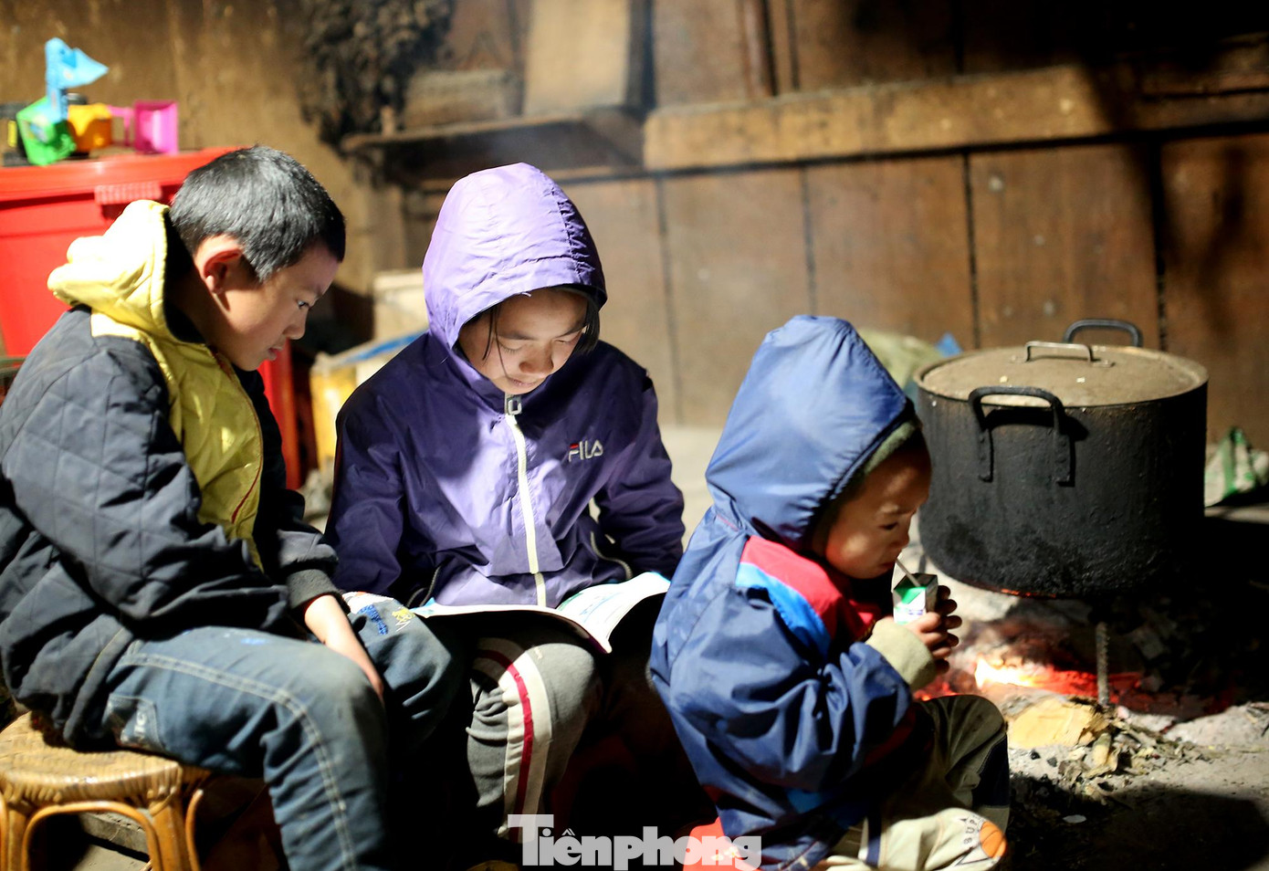 Tại xã Ý Tý, huyện Bát Xát - nhiệt độ buổi tối giảm xuống ở mức - 2 độ C, ban ngày là 0 độ C. Mọi sinh hoạt học tập đều gắn liền với bếp lửa để sưởi ấm.