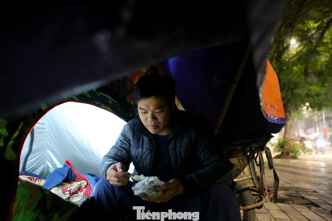 "Đêm ở đây xe cộ chạy cũng nhiều, ồn ào nên gần như tôi thức trắng đêm" - tranh thủ ăn chiếc bánh giò nóng lúc nửa đêm cho ấm bụng, anh Trọng nói. "Đêm ở đây xe cộ chạy cũng nhiều, ồn ào nên gần như tôi thức trắng đêm" - tranh thủ ăn chiếc bánh giò nóng lúc nửa đêm cho ấm bụng, anh Trọng nói.