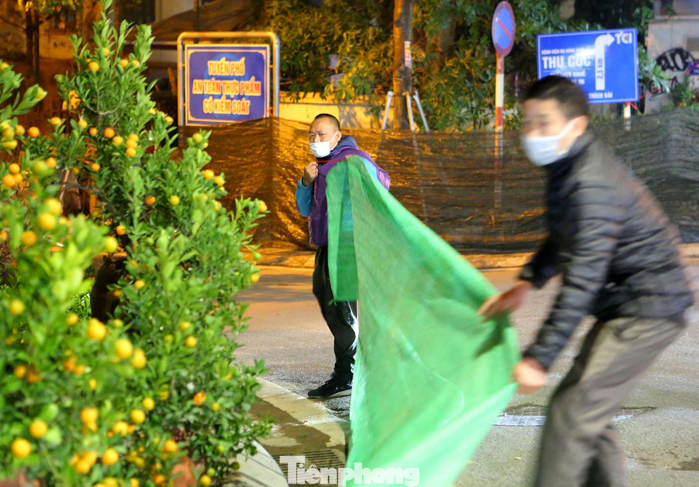 12h đêm sương xuống nhiều, trời bắt đầu đổ mưa phùn, các tiểu thương lại tranh thủ quây màn che cho các chậu quất. 12h đêm sương xuống nhiều, trời bắt đầu đổ mưa phùn, các tiểu thương lại tranh thủ quây màn che cho các chậu quất.