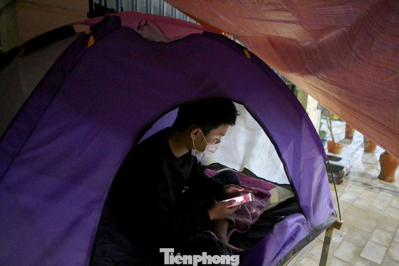 Những chiếc lều tạm chỉ vừa đủ cho 2-3 người đang là nơi để nhiều tiểu thương bán đào, quất trú tạm tránh cái giá lạnh giữa đêm đông tại Hà Nội. Những chiếc lều tạm chỉ vừa đủ cho 2-3 người đang là nơi để nhiều tiểu thương bán đào, quất trú tạm tránh cái giá lạnh giữa đêm đông tại Hà Nội.