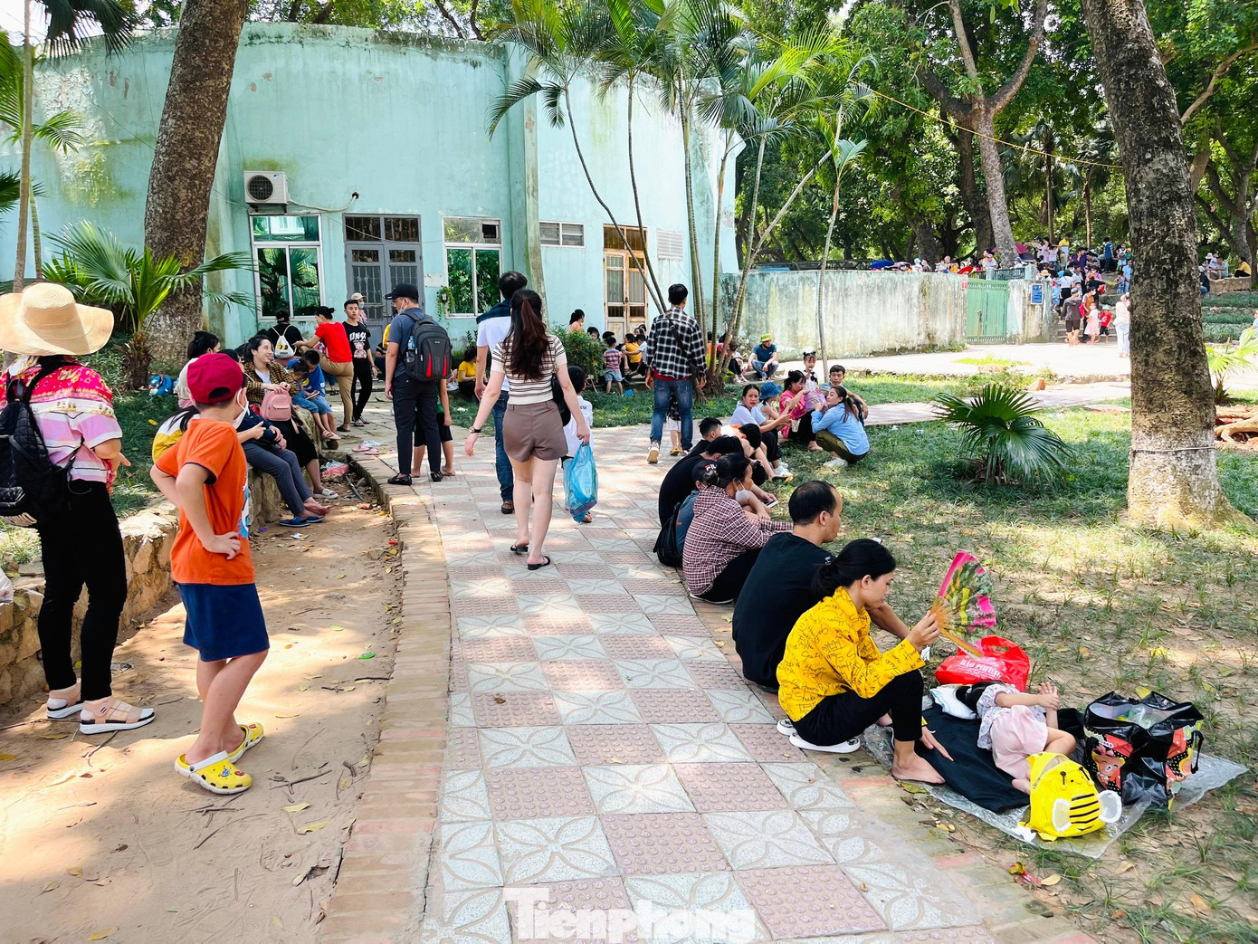 Ghế đá chật kín không còn chỗ, nhiều gia đình chọn cho mình lối đi, bãi cỏ để làm điểm nghỉ dừng chân.