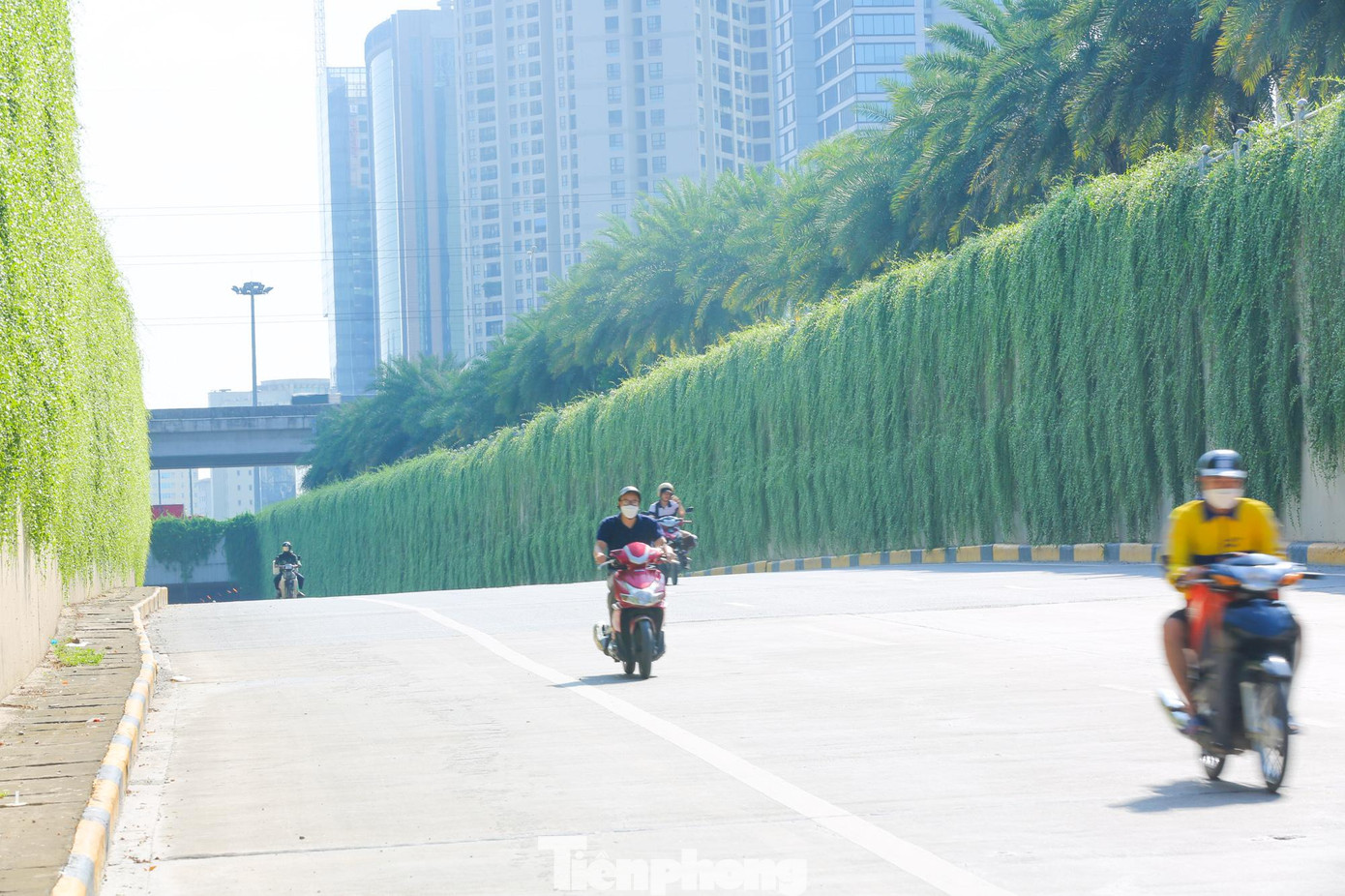 Giữa ngày nắng nóng, khi di chuyển qua con đường xanh này, người tham gia giao thông sẽ cảm thấy dễ chịu hơn rất nhiều.