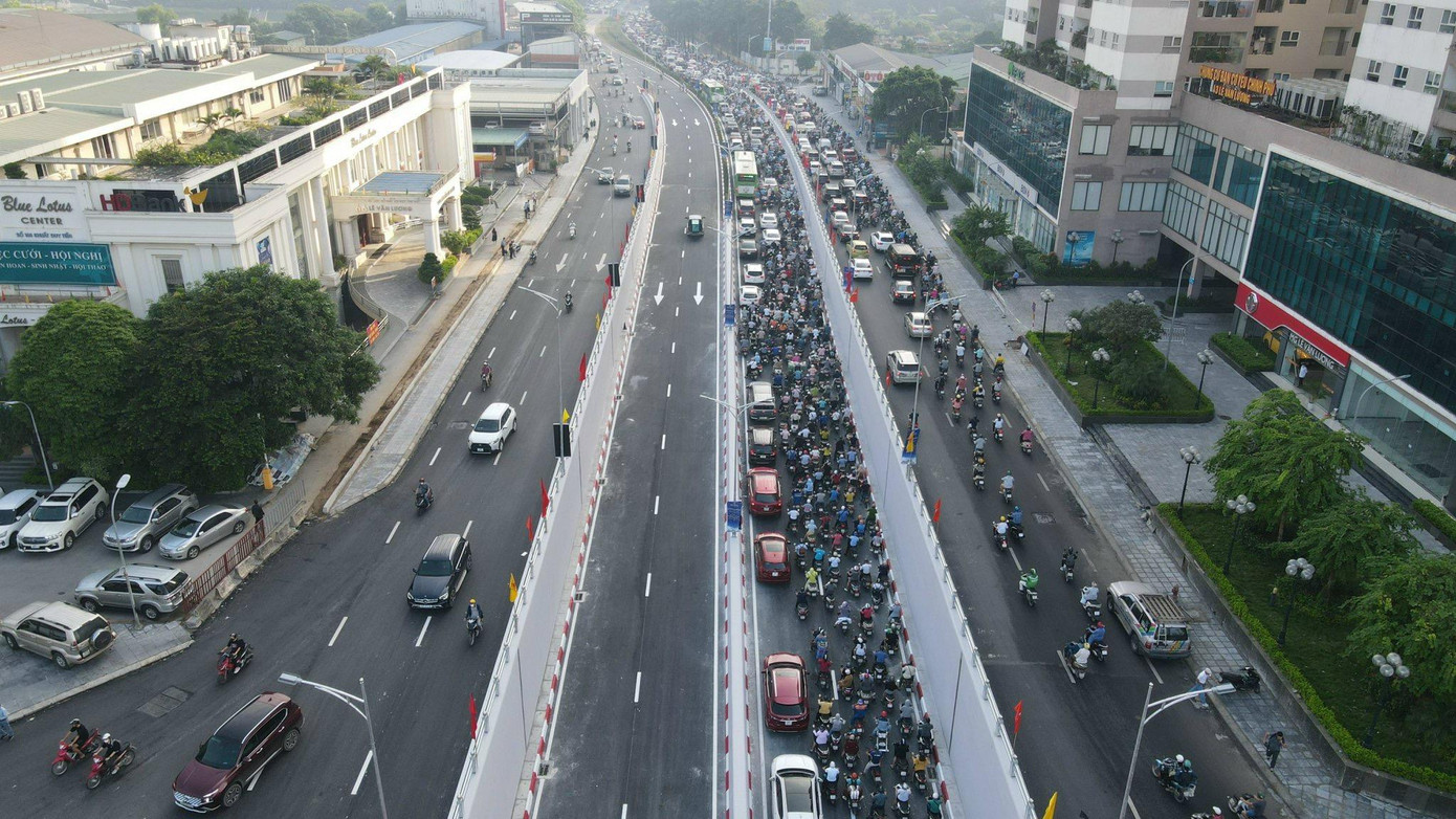 Ghi nhận của báo Tiền Phong, trong buổi sáng ngày đầu thông xe, hầm chui Lê Văn Lương đã "thất thủ" theo hướng từ phố Tố Hữu vào nội đô thành phố.