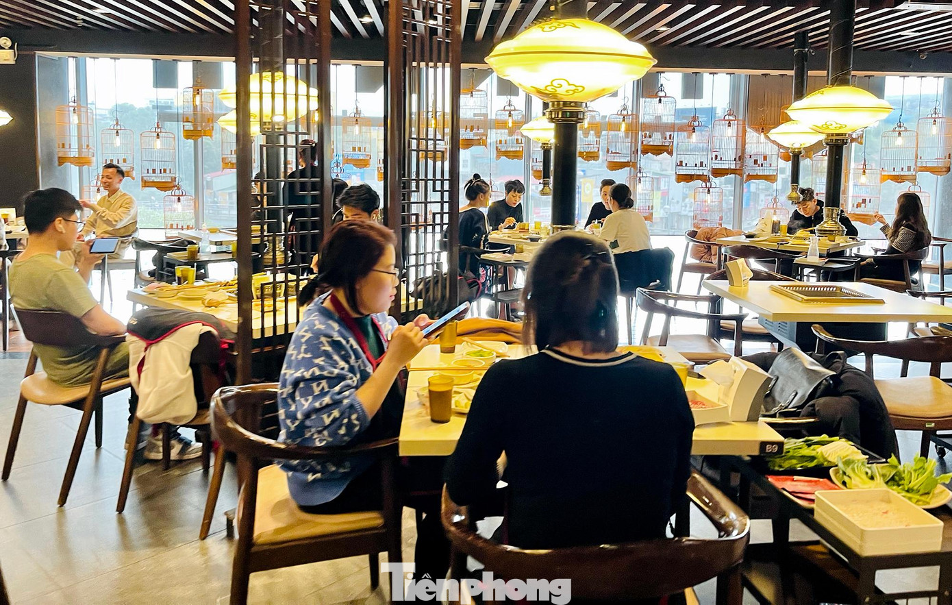 Các quán ăn tại trung tâm thương mại đều chật kín khách.