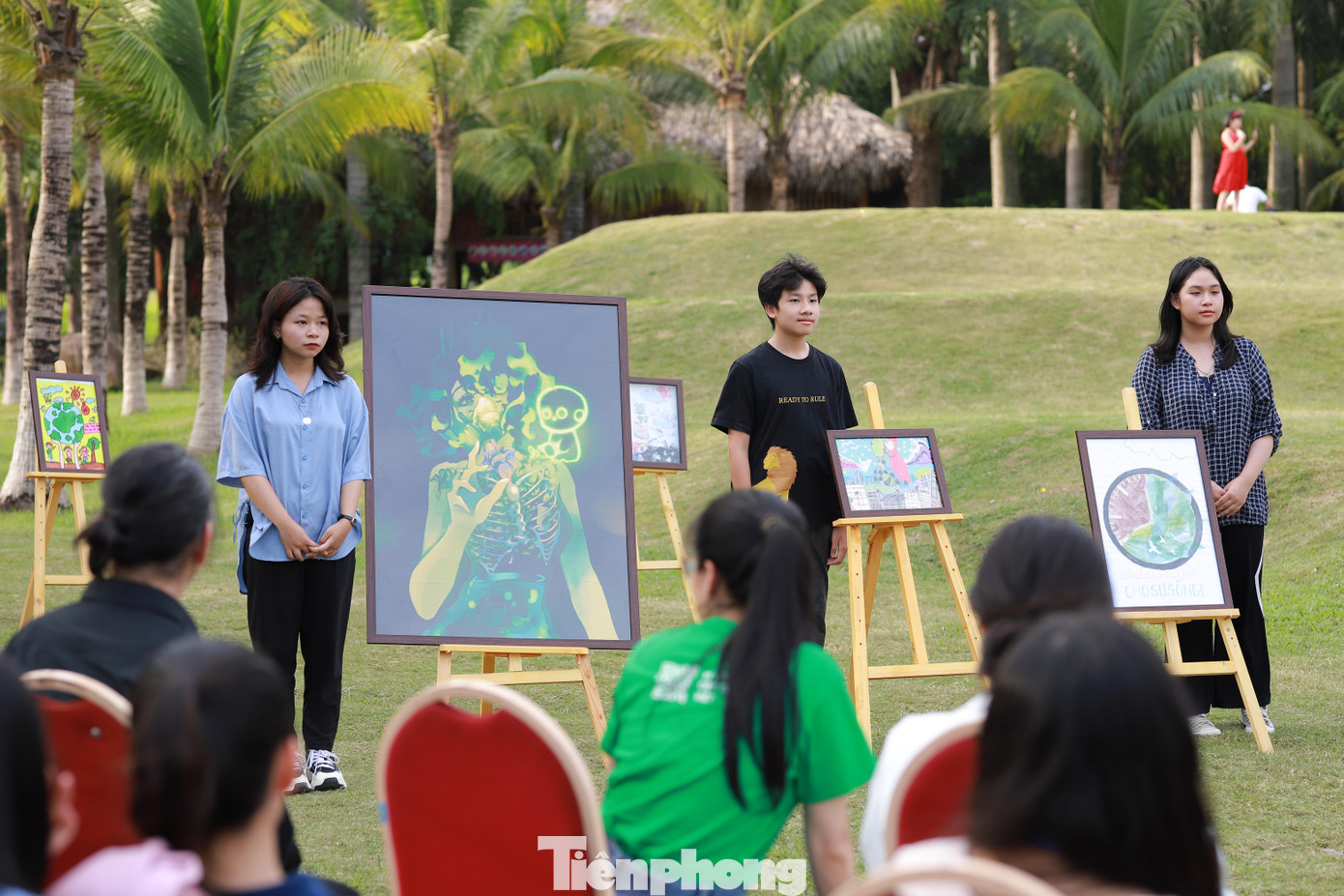 Trong chương trình có sự kiện: Triển lãm sáng tạo Mỹ thuật Xanh trưng bày các tác phẩm từ học sinh của các trường phổ thông tại Hà Nội về môi trường và Biến đổi khí hậu" thu hút được đông đảo sự chú ý.