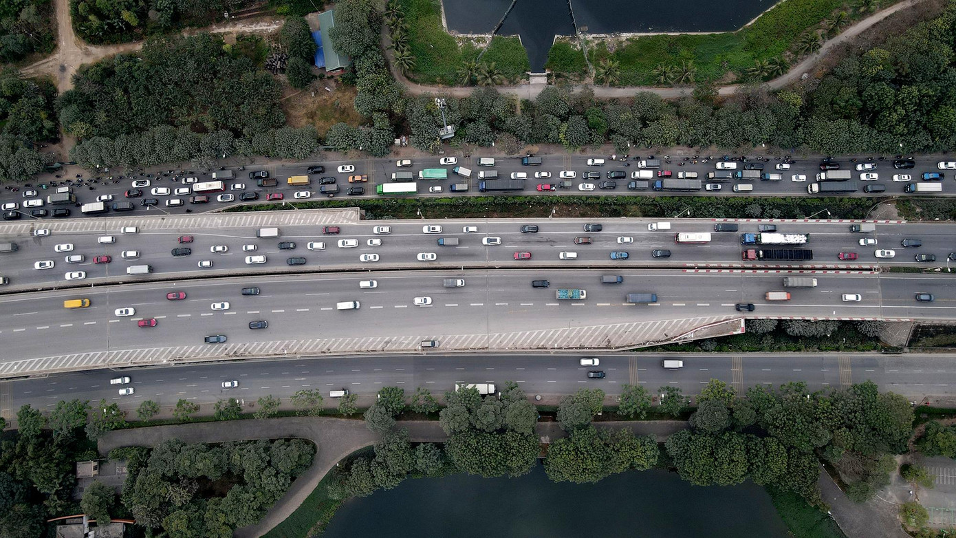 Khoảng 16h một lượng lớn các phương tiện đã đổ dồn về phía đường cao tốc trên cao vành đai 3 hướng vào thành phố.