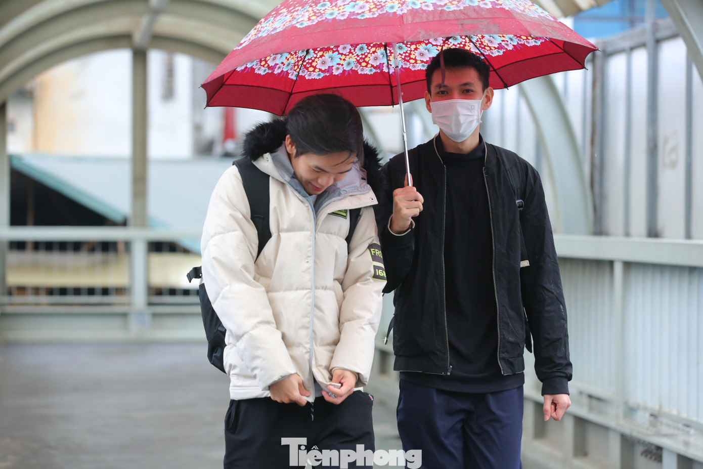 Mưa kèm giá lạnh khiến nhiều bạn sinh viên phải trang bị áo ấm khi đến trường.