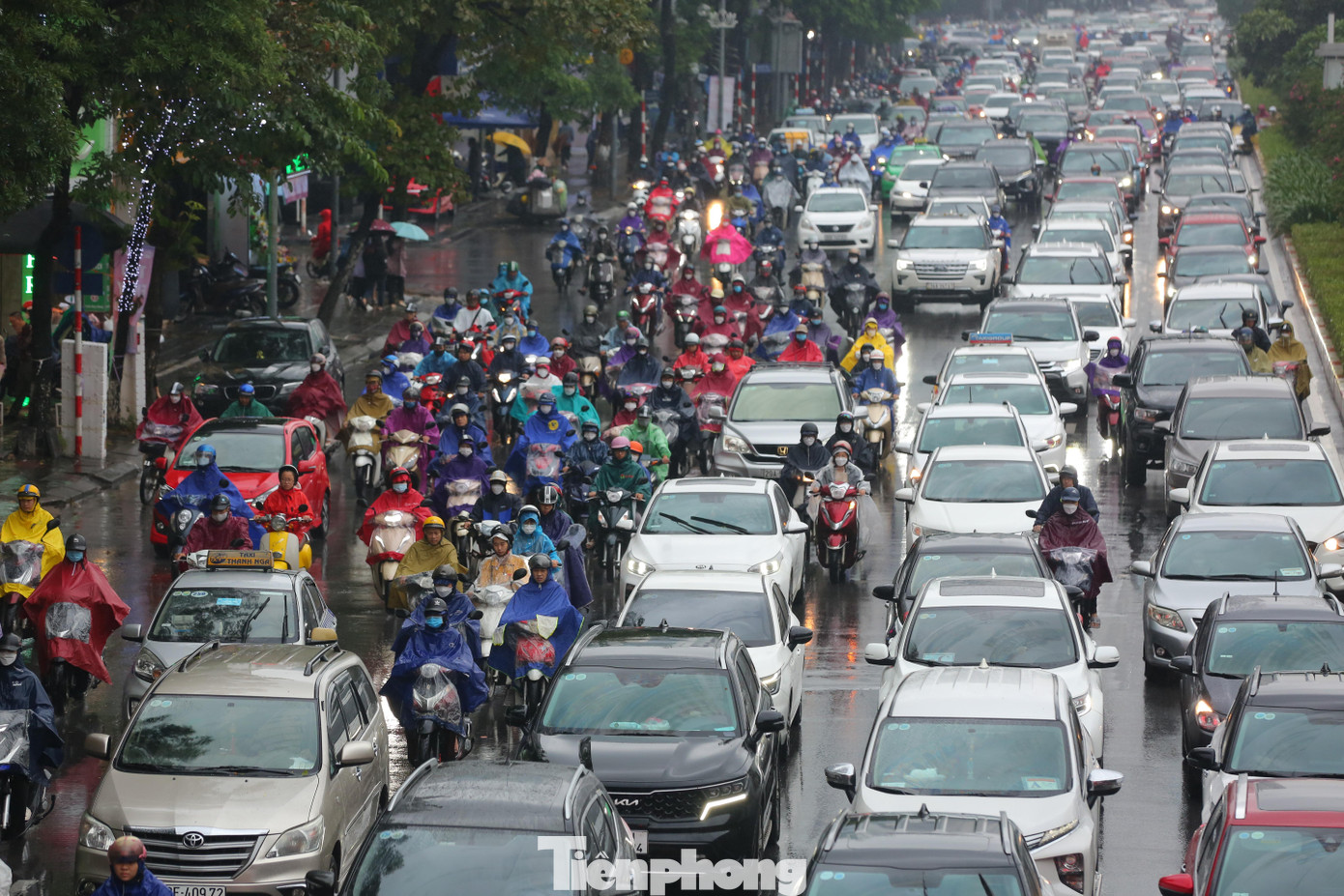 Theo Trung tâm dự báo khí tượng thủy văn quốc gia, do ảnh hưởng không khí lạnh tăng cường kết hợp với hoàn lưu bão số 6, nhiệt độ tại Hà Nội sáng hôm nay 20/10 giảm xuống 17 độ C kèm mưa gió lạnh khiến giao thông ùn tắc kéo dài.