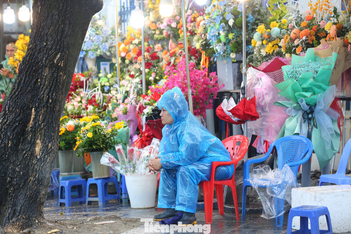 Hôm nay là ngày Phụ nữ Việt Nam 20/10, nên các hàng hoa mở cửa đón khách từ sáng sớm mặc mưa lạnh.