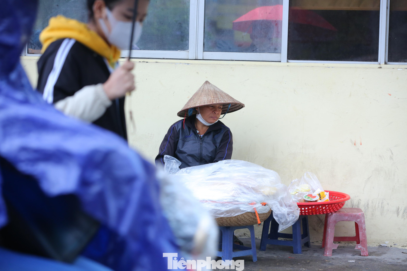 Người bán đồ ăn sáng "hóng khách" trước cổng trường Đại học Công Đoàn.