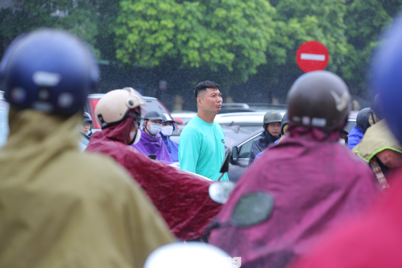 Tại ngã tư Vũ Phạm Hàm giao Trung Kính, người dân đã phải tự xuống đường để điều tiết giao thông khi các phương tiện chôn chân tại chỗ hàng giờ đồng hồ không thể di chuyển.