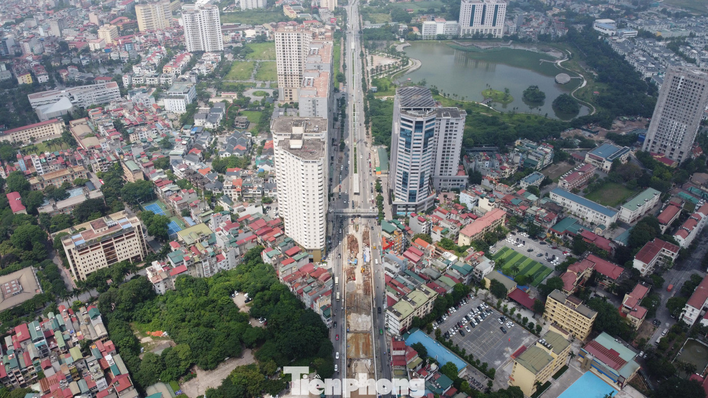 Tại quy hoạch chi tiết hai bên đường Tố Hữu phê duyệt năm 2016 cũng có một số chỉ tiêu quy hoạch không đúng với quy chuẩn mà không thuyết minh, tính toán. Không bố trí trạm y tế, trường trung học cơ sở, sân luyện tập, chợ, đất công trình giáo dục không đạt 2,7 m2/người, diện tích trường mầm non thiếu 20.190 m2; đất trường tiểu học thiếu 15.904 m2; đất trường trung học phổ thông thiếu 5.535 m2. Ngoài ra không bố trí hoặc bố trí cây xanh không đạt 20%.