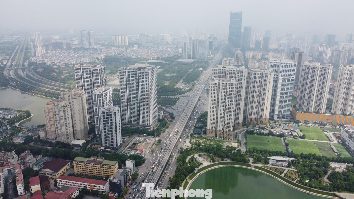 Toàn cảnh tuyến đường Lê Văn Lương - Tố Hữu &quot;oằn mình cõng&quot; vô số nhà cao tầng.