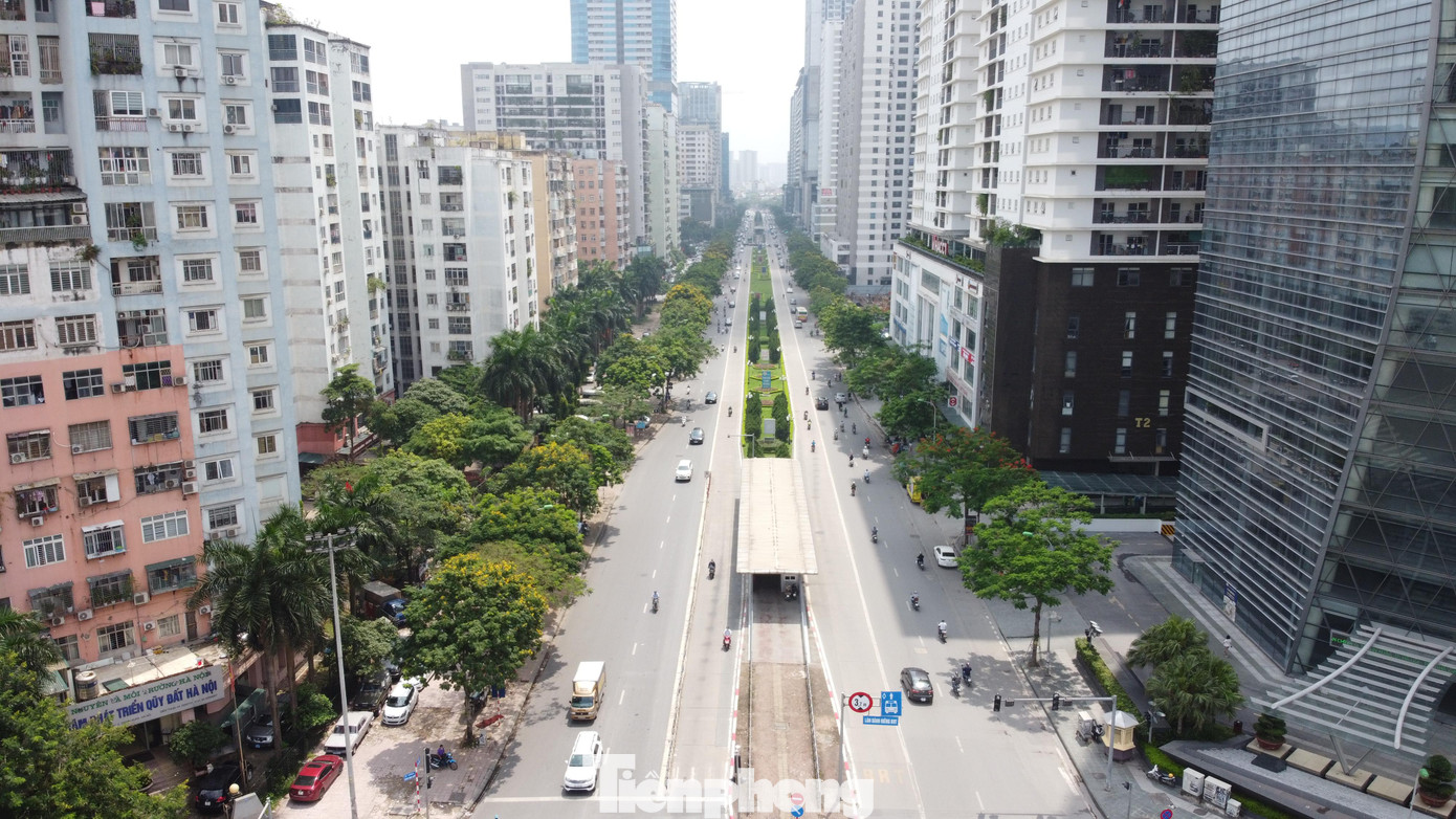 Cụ thể, quy hoạch chi tiết hai bên đường Lê Văn Lương phê duyệt năm 2016 có một số chỉ tiêu quy hoạch không đúng với quy chuẩn không thuyết minh, tính toán như không đảm bảo nội dung về bố trí vườn hoa, sân chơi trong các nhóm nhà bán kính phục vụ không lớn hơn 300 m; không bố trí trạm y tế, sân luyện tập, chợ, trường trung học phổ thông, trung học cơ sở, tiểu học; đất công trình giáo dục không đạt 2,7 m2/người; diện tích trường mầm non thì thiếu 12.174 m2, diện tích đất cây xanh công cộng đơn vị ở thiếu 34.828 m2.