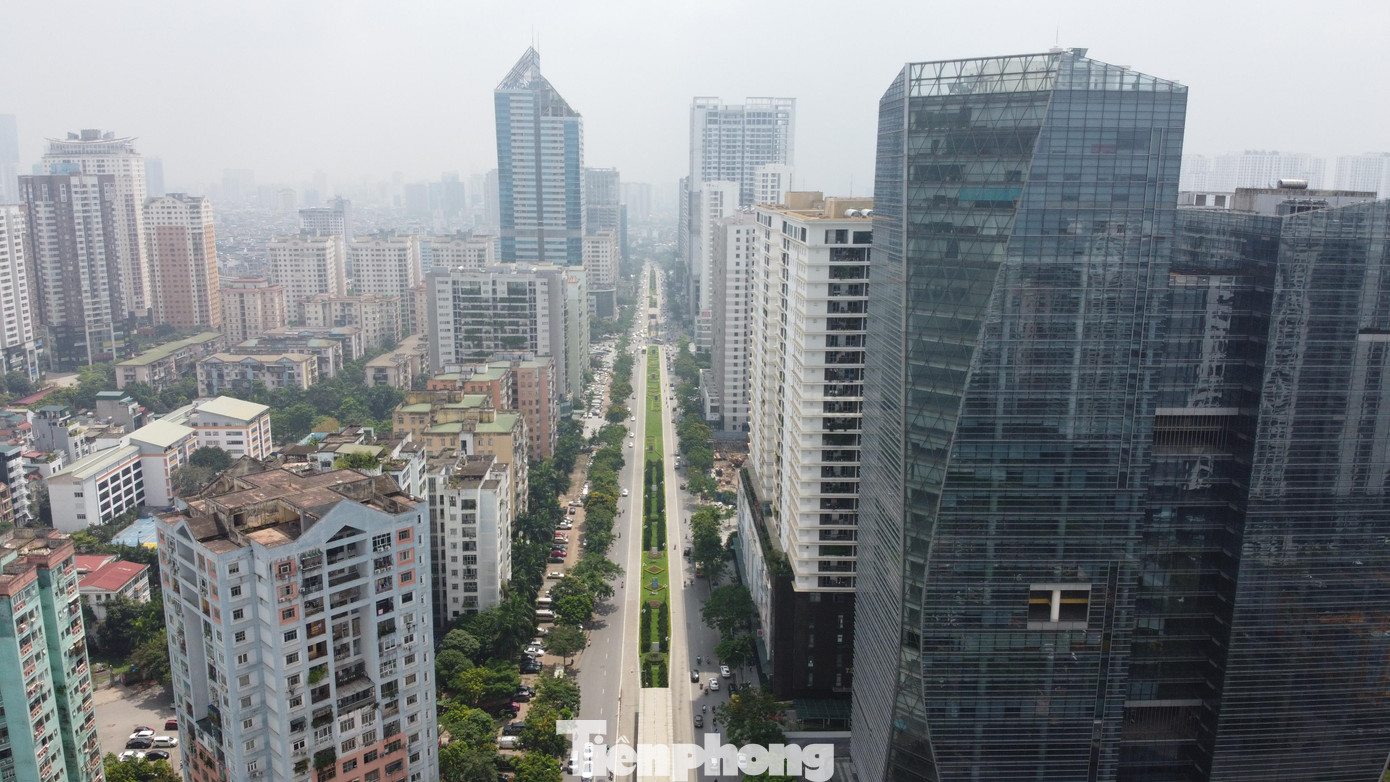 Kéo dài khoảng 2km, đường Lê Văn Lương (Hà Nội) mọc lên tới 40 chung cư cao tầng dọc tuyến và nối tiếp theo, tuyến đường Tố Hữu cũng chịu cảnh quá tải tương tự.