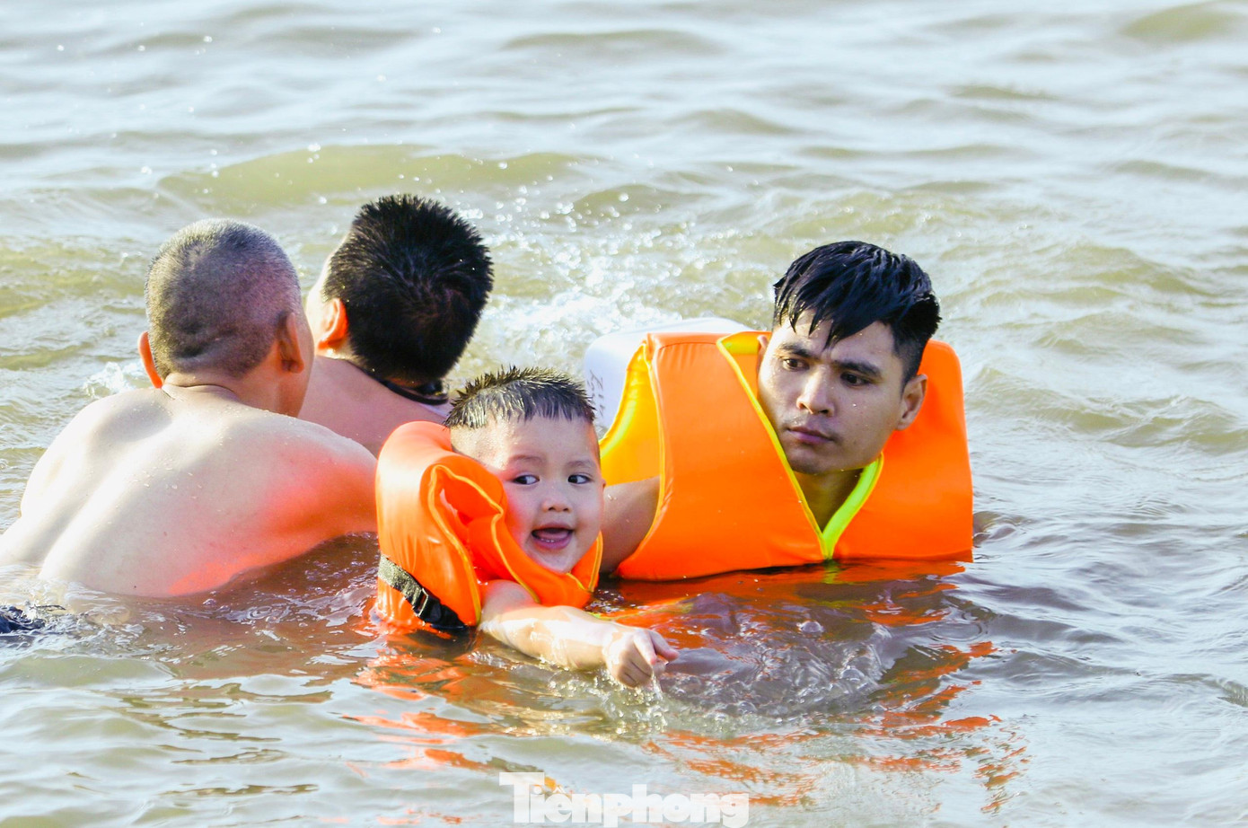 Nụ cười rạng rỡ của bạn nhỏ khi được bố đưa đi bơi lần đầu tiên ở sông Hồng.