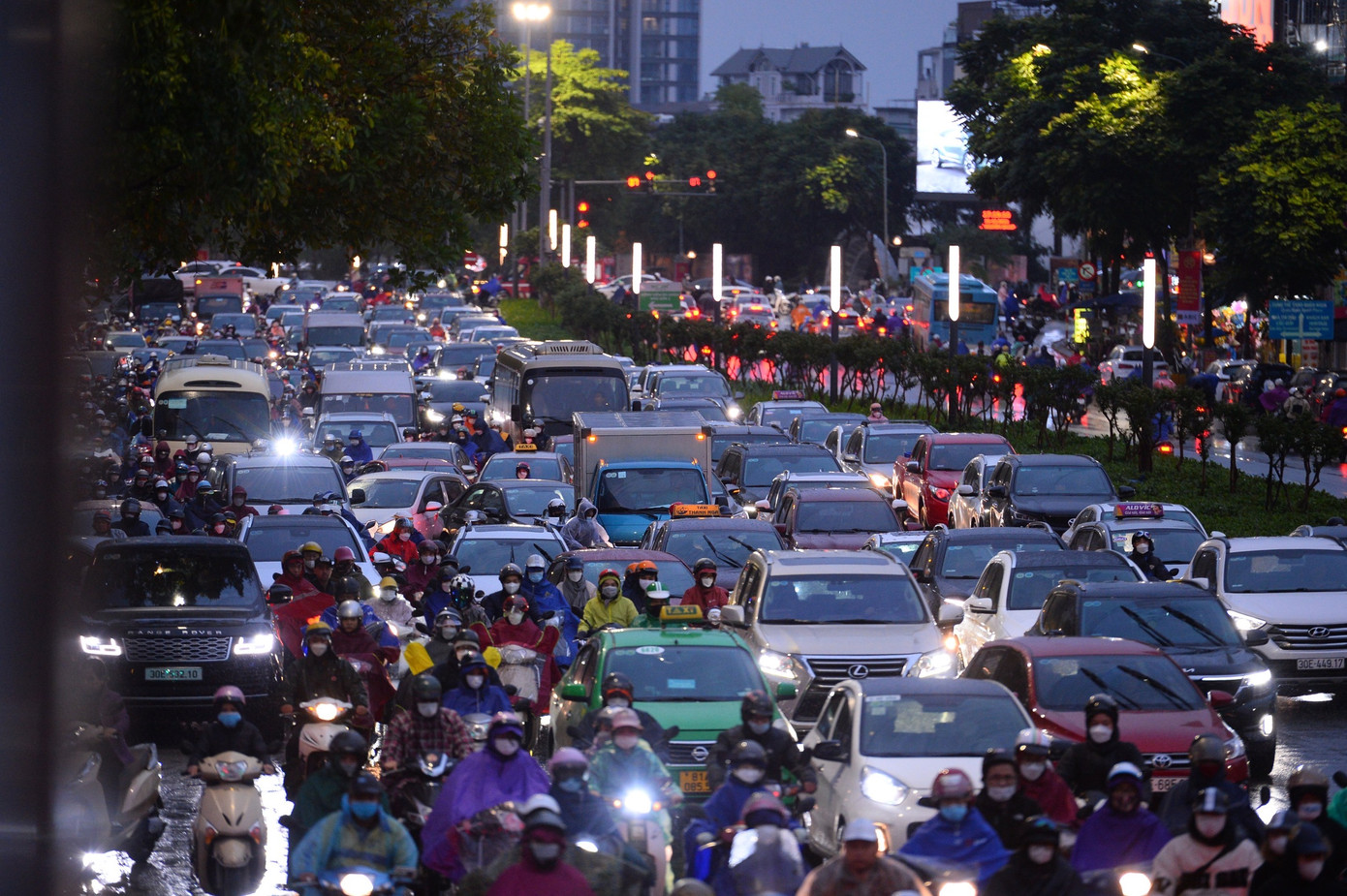 Khiến người dân chật vật khó khăn tìm đường về nhà trong giờ tan tầm chiều tối nay.