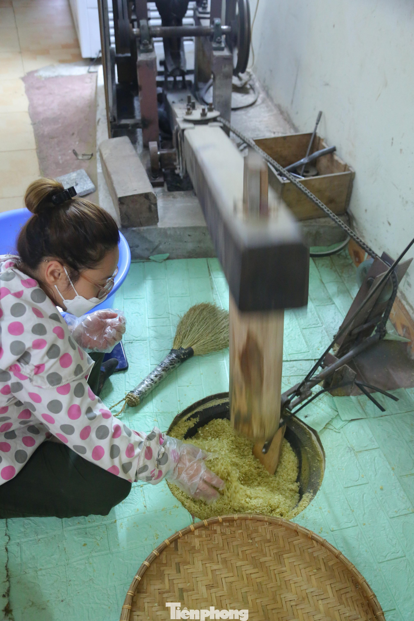 Khâu khá quan trọng để ra được một mẻ cốm mềm, dẻo, thơm ngon chính là giã cốm. Trong lúc giã máy không được quá mạnh và phải luôn tay đảo đều cốm để có được những hạt cốm còn nguyên hạt, thơm ngon, xanh mướt.