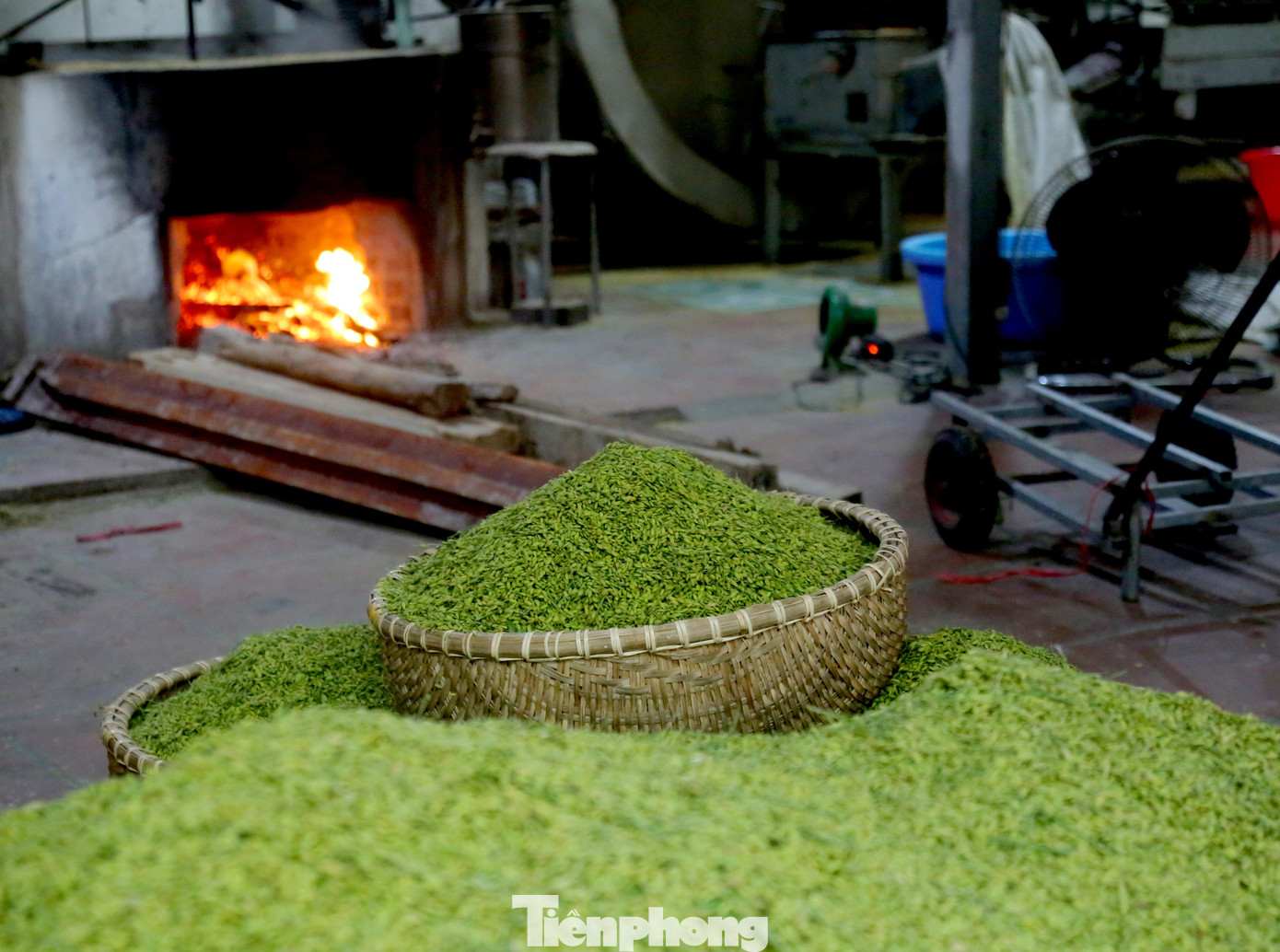 Khi bắt đầu rang thì để to lửa, khi cốm tái thì phải giảm lửa, bởi nếu lửa to quá sẽ bị cháy và lửa nhỏ quá cốm sẽ không đạt yêu cầu dẻo.