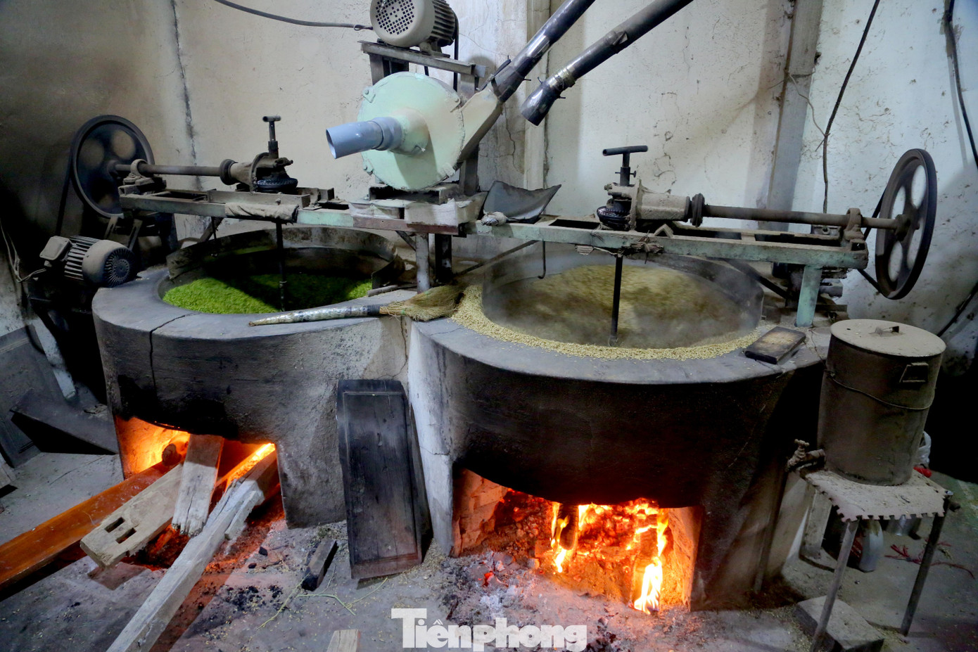 Trung bình mỗi mẻ cốm rang thường kéo dài khoảng hơn 2 tiếng đồng hồ.