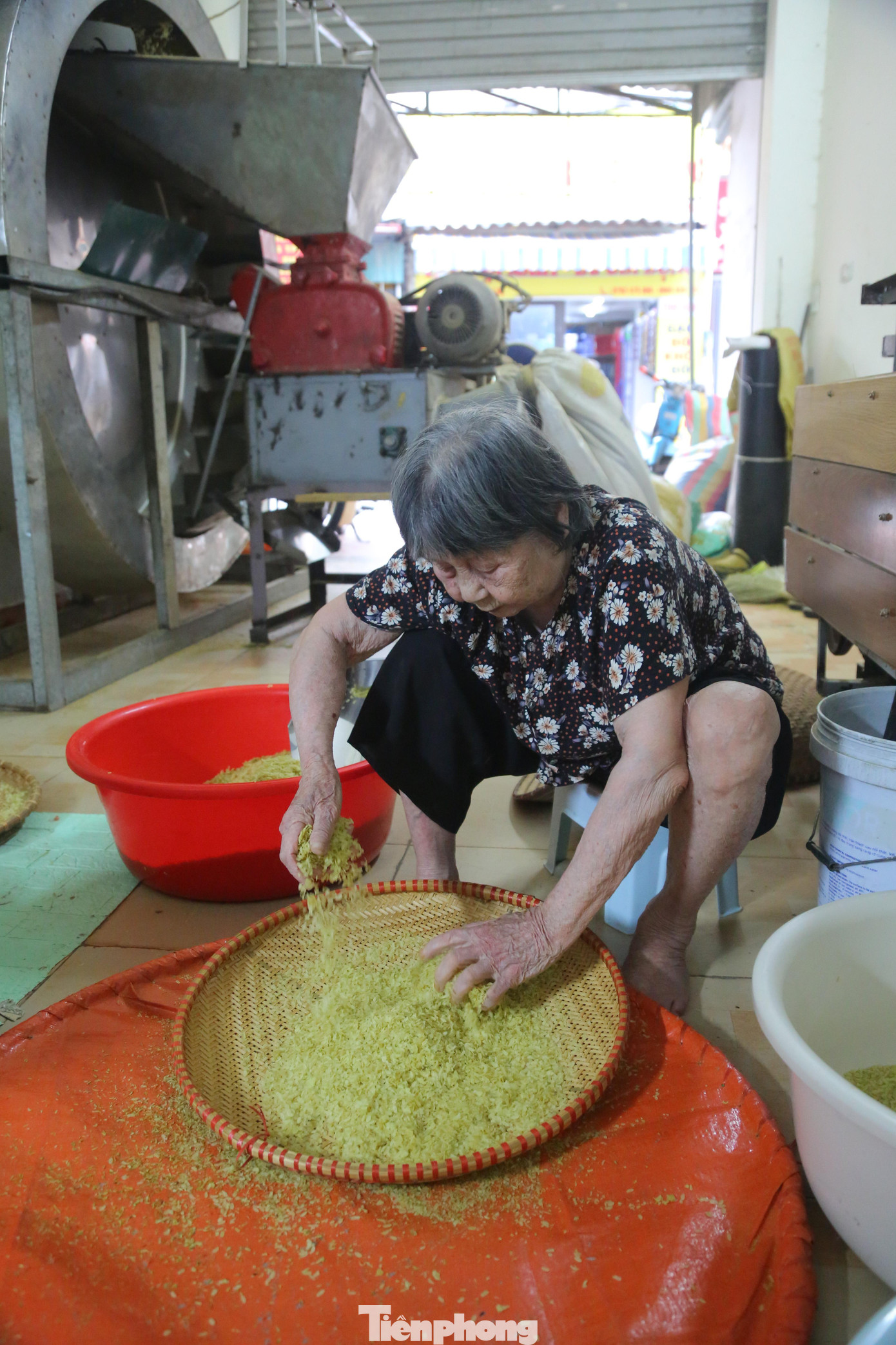 Mỗi ngày cơ sở sản xuất của bà Đỗ Thị Nga tại làng cốm Mễ Trì sản xuất khoảng 9 tạ thóc, khoảng 250kg cốm thành phẩm.