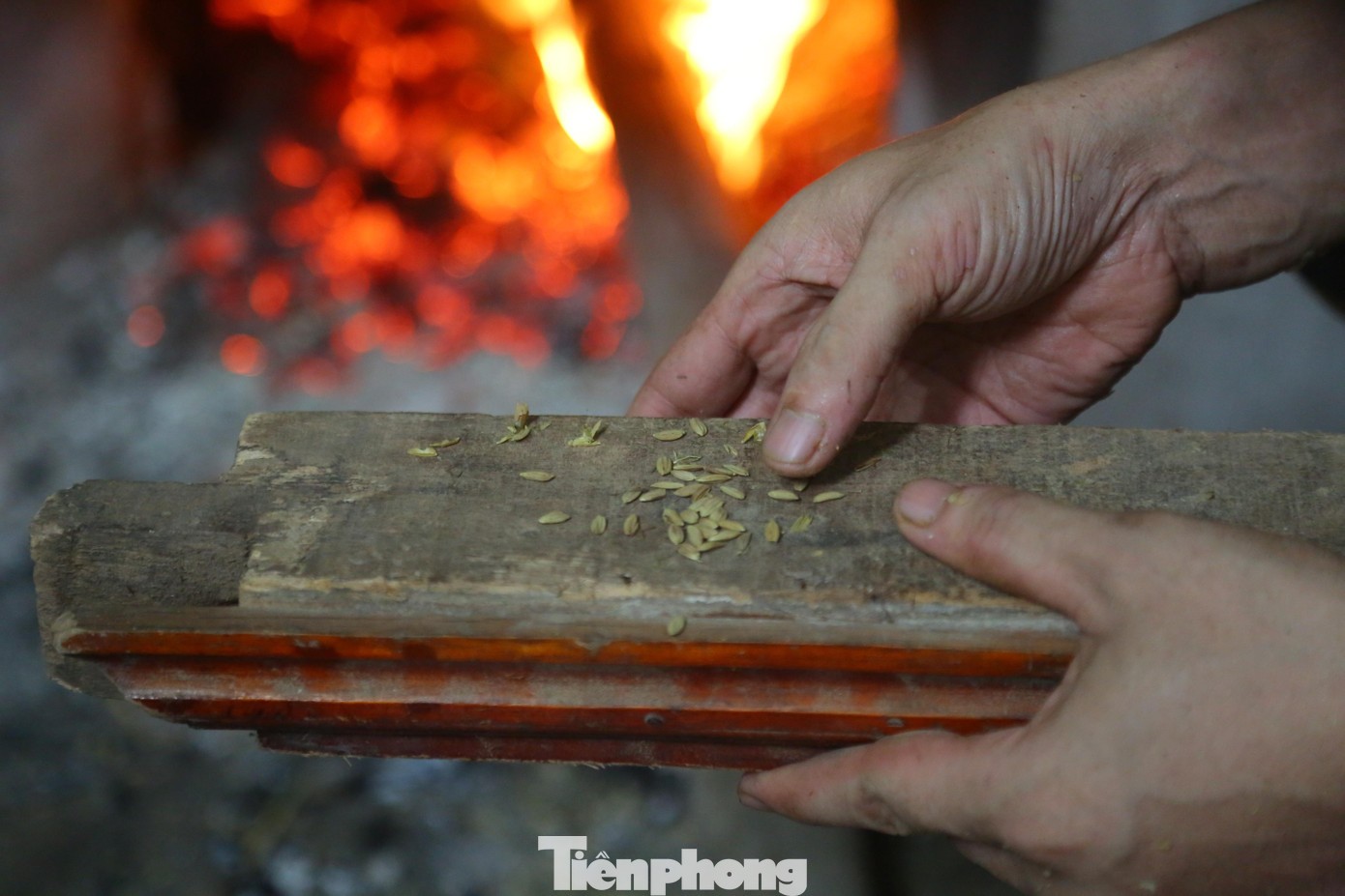 Trong suốt quá trình rang, người dân phải canh lửa điều chỉnh liên tục lửa để hạt thóc vừa đẹp, vừa không bị sống, không bị vụn. Ước lượng miết tay hạt lúa mềm, dẻo là đủ độ.