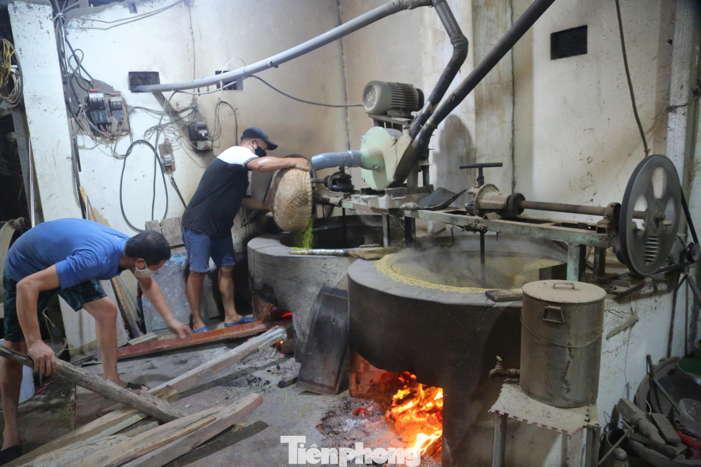 Theo anh Hữu Hoạ, khi rang cốm người dân trong làng đều dùng củi gỗ chứ không dùng than thì cốm mới dậy mùi.