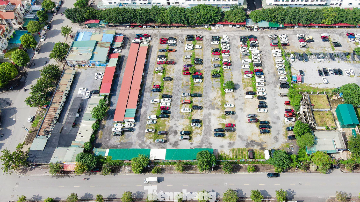 Hiện tại 2 lô đất quy hoạch này đang được tận dụng thành bãi trông, giữ xe ô tô, xung quanh đều được quây kín bởi các tấm tôn cao.