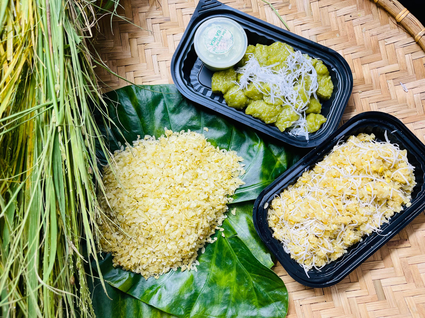 Năm nay sản lượng cốm tăng do dịch COVID-19 đã được kiểm soát, các thành phẩm chế biến từ cốm như mochi cốm, xôi cốm, chè cốm, bánh cốm cũng tăng cao, được người tiêu dùng lựa chọn đặt nhiều.