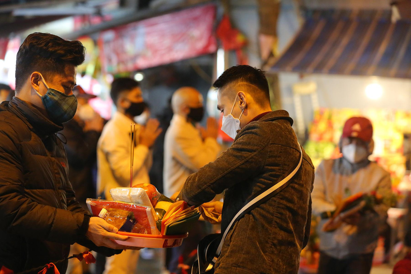 Sau thời khắc giao thừa, người dân đi lễ, xin lộc đầu năm.