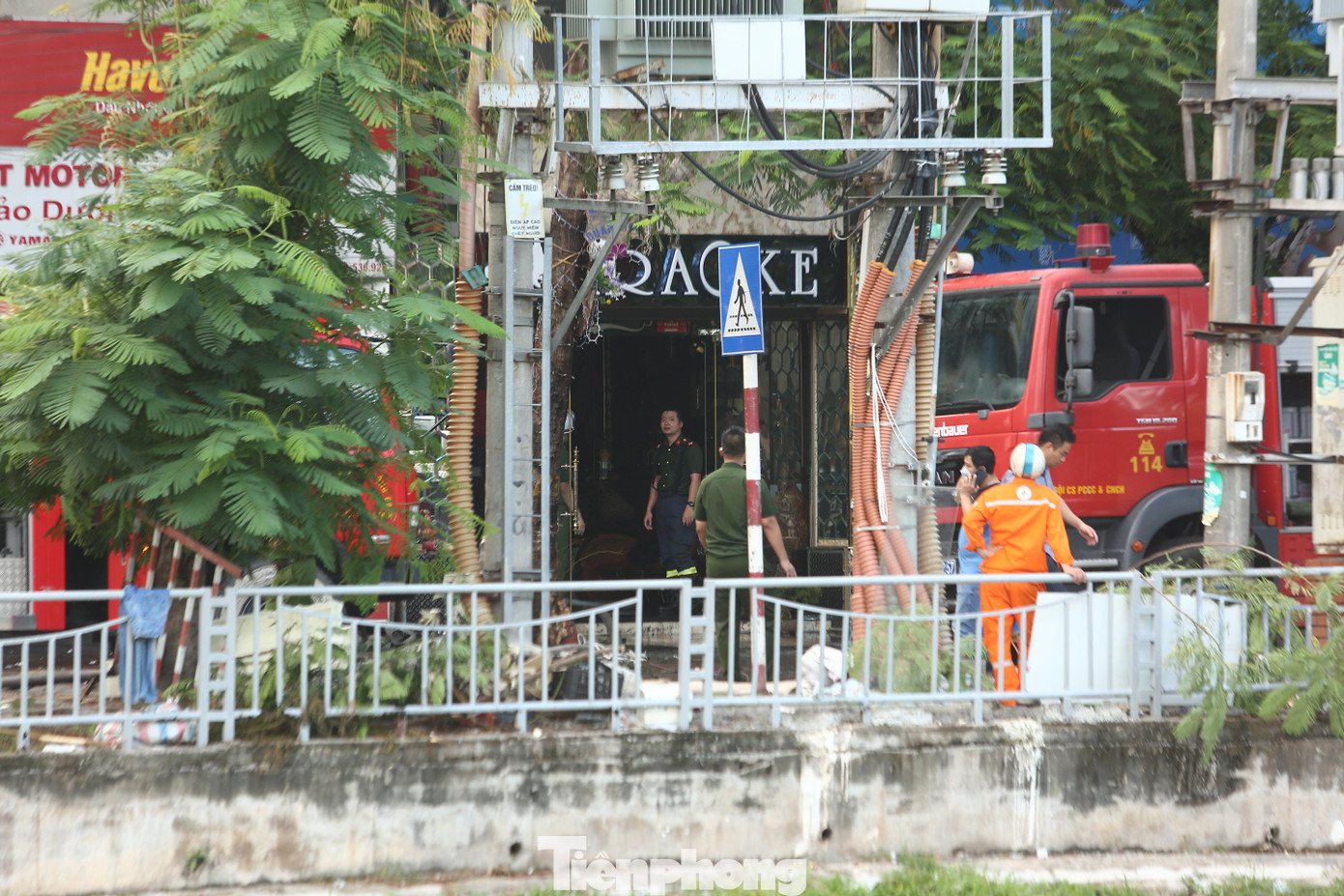 Người dân quanh khu vực này cho biết đám cháy xảy ra từ khi trời vẫn đang nắng, có khả năng nguyên nhân do chập điện.