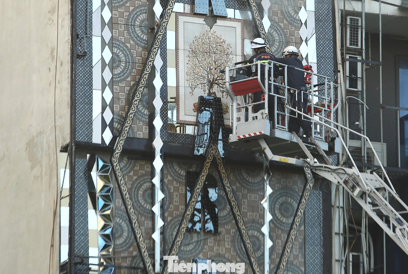 Lực lượng chức năng điều khoảng 8 xe cứu hỏa cùng hàng chục chiến sĩ tới hiện trường dập tắt đám cháy. Theo quan sát, quán karaoke nơi xảy ra hỏa hoạn có 6 tầng và 1 tum.